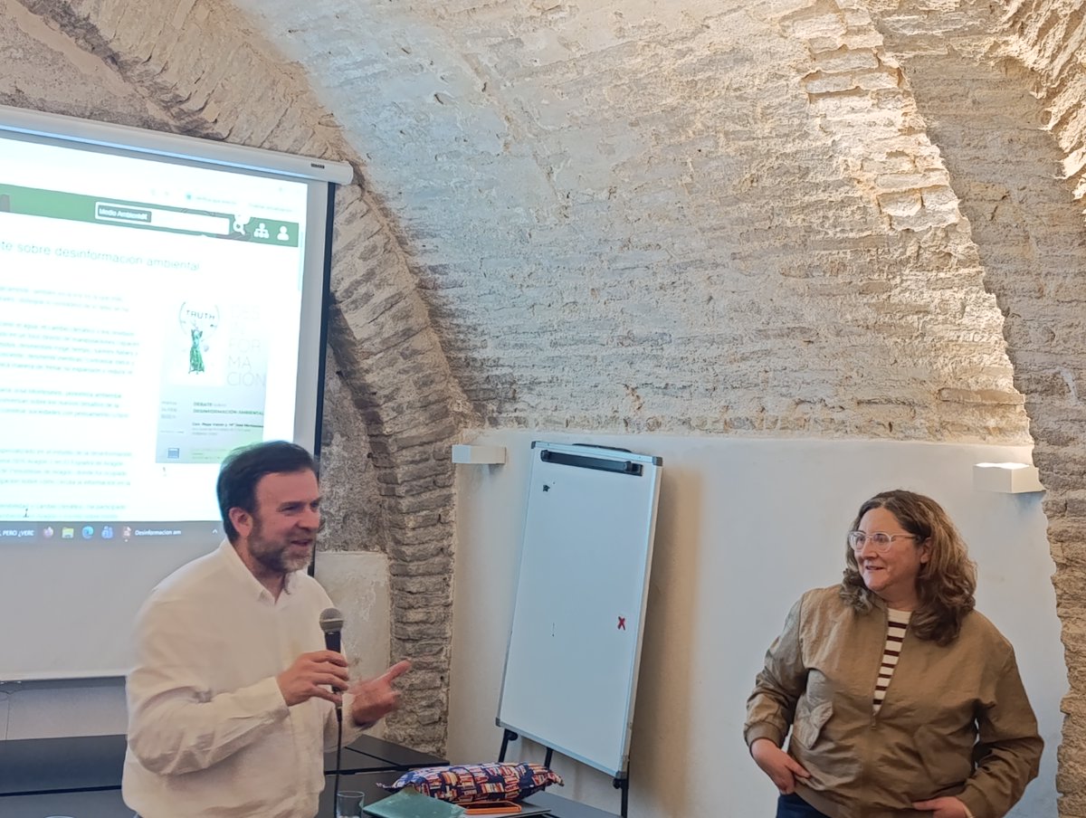mjmontesinos's tweet photo. Debatir sobre desinformación ambiental con colegas como #PepeVeron es un placer, pero hacerlo con la sala llena lo hace aún más esperanzador. Ayer, en el @CDAMAZ #Zaragoza recordamos que el mejor antídoto contra los bulos es más y mejor periodismo ambiental, con más #GenteApia https://t.co/lM85ZD6eBR