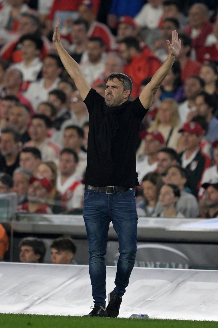 UN 9 URGENTE PARA RIVER

Con la llegada abrochada del Chacho, Stéfano Di Carlo ahora va por un 9 de área. 

La idea es que el nombre del delantero sea consensuado con Coudet ni bien llegue al país.