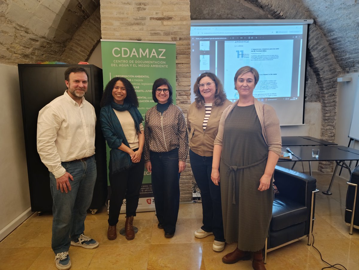 mjmontesinos's tweet photo. Debatir sobre desinformación ambiental con colegas como #PepeVeron es un placer, pero hacerlo con la sala llena lo hace aún más esperanzador. Ayer, en el @CDAMAZ #Zaragoza recordamos que el mejor antídoto contra los bulos es más y mejor periodismo ambiental, con más #GenteApia https://t.co/lM85ZD6eBR