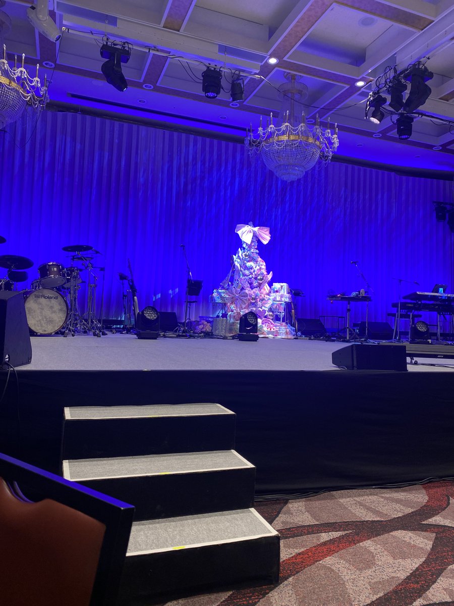 lovechu_km's tweet photo. そしてなんと！！
一部、二部ともに最前卓でした！！！
ずーーっと至近距離すぎてくぅちゃんとめちゃくちゃ目合って何度心臓止まりかけたか、、、
致死量のくぅちゃんを浴びました🥹💗💗
人生で1番幸せな日でした😭
#倖田來未 https://t.co/51ItdVy7SR