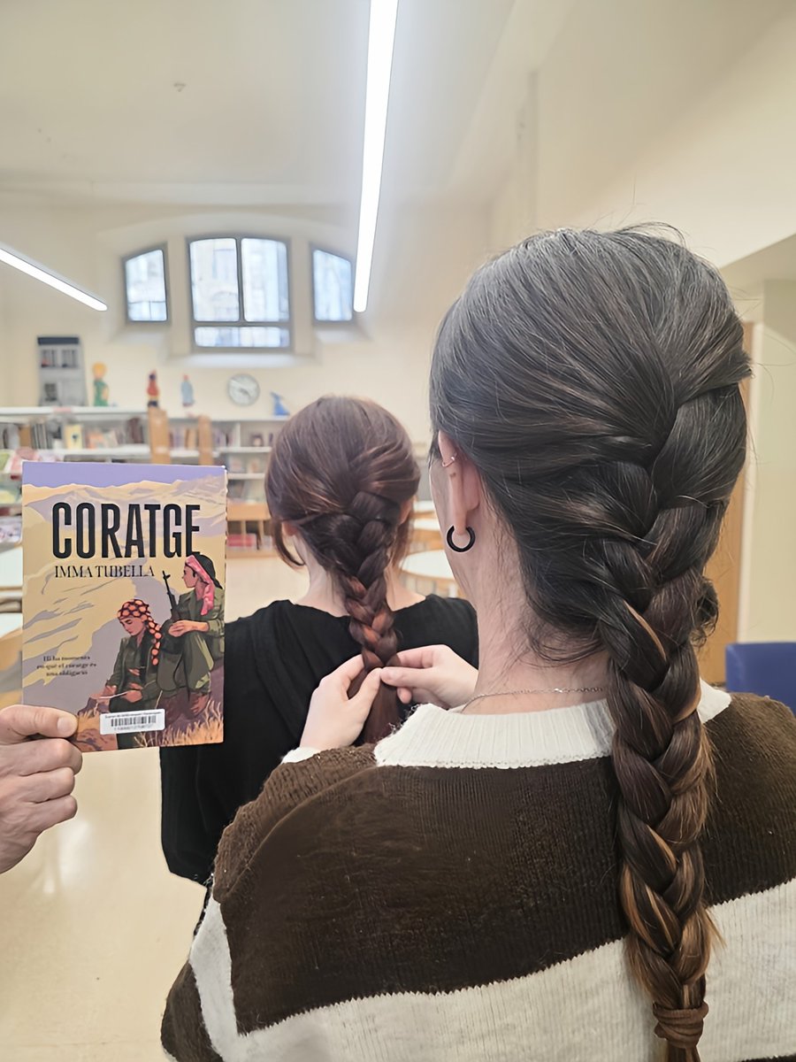 bmanresac's tweet photo. Al #mesquellibres de les #bibliotequesdeManresa la Teresa recomana:  📙Tubella, Imma. "Coratge". Novel·la que dona veu a una revolució doblement silenciada: la del poble kurd i la de les dones que es van rebel·lar contra tota opressió.
👉https://t.co/7eb3xTmUD5
@columnaedicions https://t.co/EDuCq8uJuU