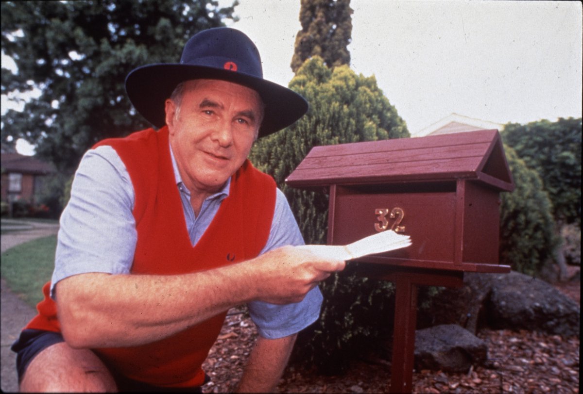 ThamesTVArchive's tweet photo. Did you know the Australian critic, broadcaster and poet Clive James made a cameo appearance as postman Robert in a 1995 episode of #Neighbours.
@neighbours #postmanrobertnotpat #fremantlearchive #CliveJames https://t.co/6V2s63cqJm