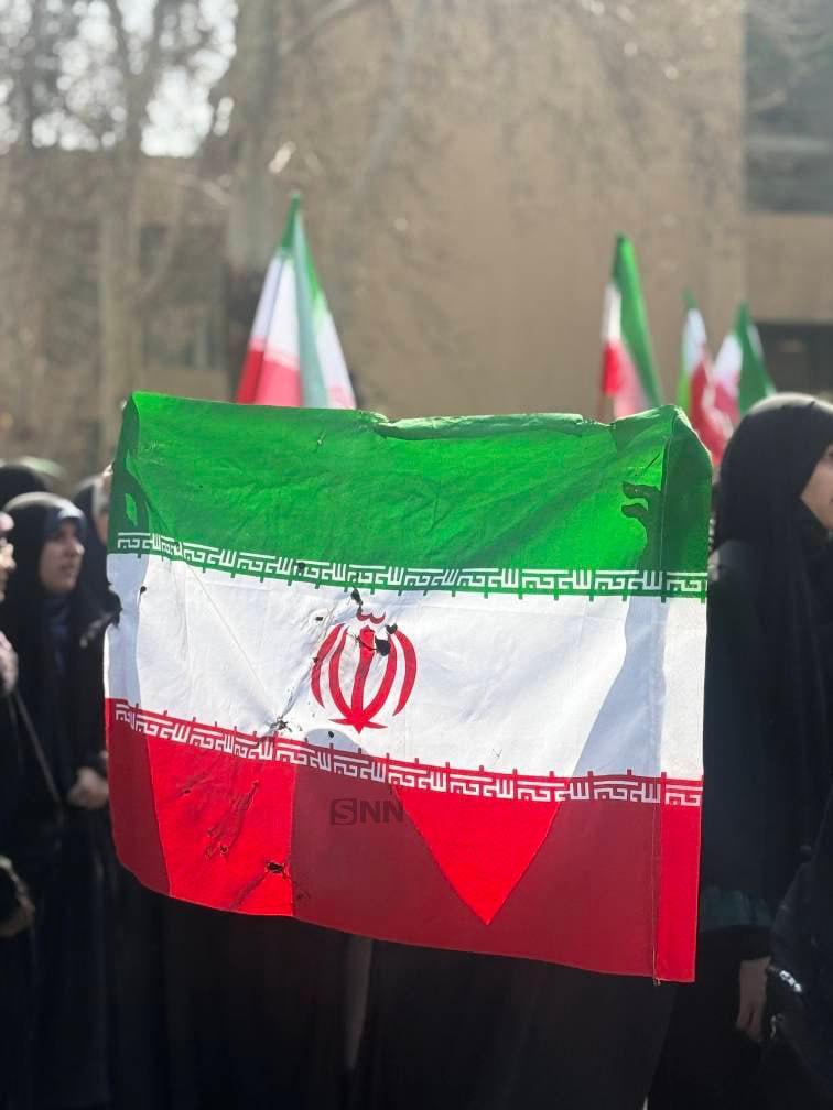استقامت در برابر طوفان شبهات، نشان از بصیرت عمیق دانشجوست....
#جانم_فدای_پرچم
#جونم_ایران