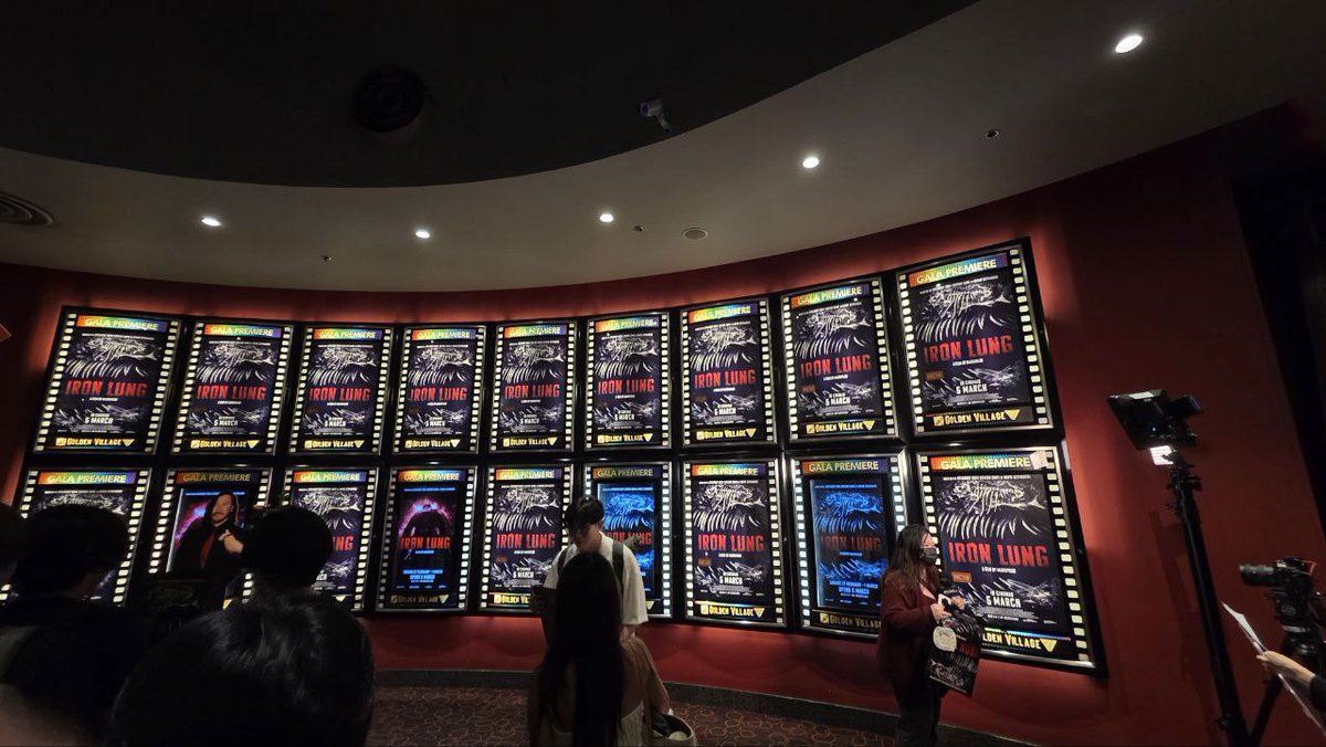 BRO WHO GAVE MY FRIEND A TINY PAPER CUTOUT OF MARKIPLIER TO PASTE ON HIS GLASSES WHEN IRON LUNG OPENED IN SINGAPORE 😭😭😭