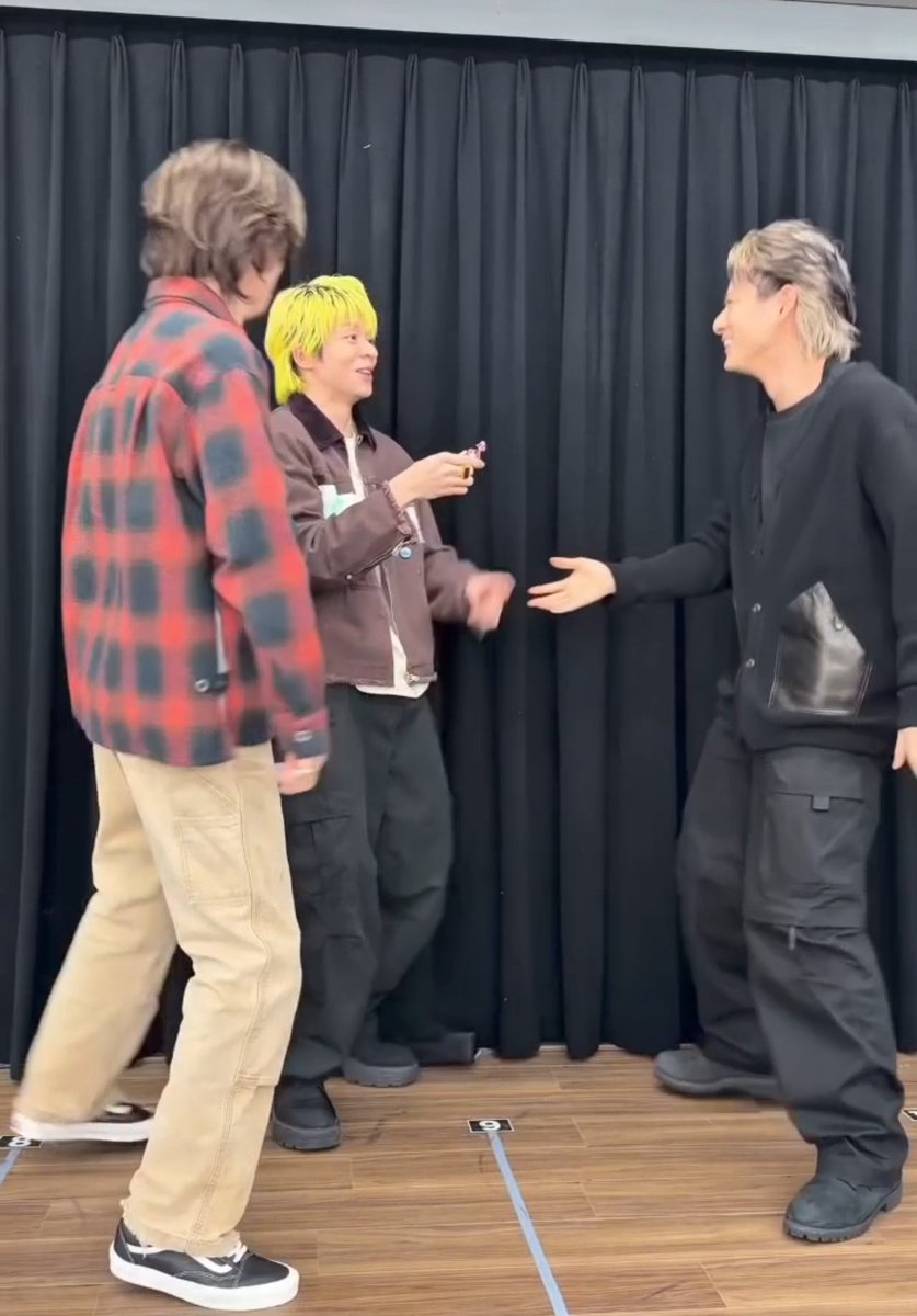 nenekichi8299's tweet image. わちゃわちゃ
3人きたー💃💃💃
☺️🩵😊💜😊♥

#takemeup 
#dancechallenge 
＃Number_i