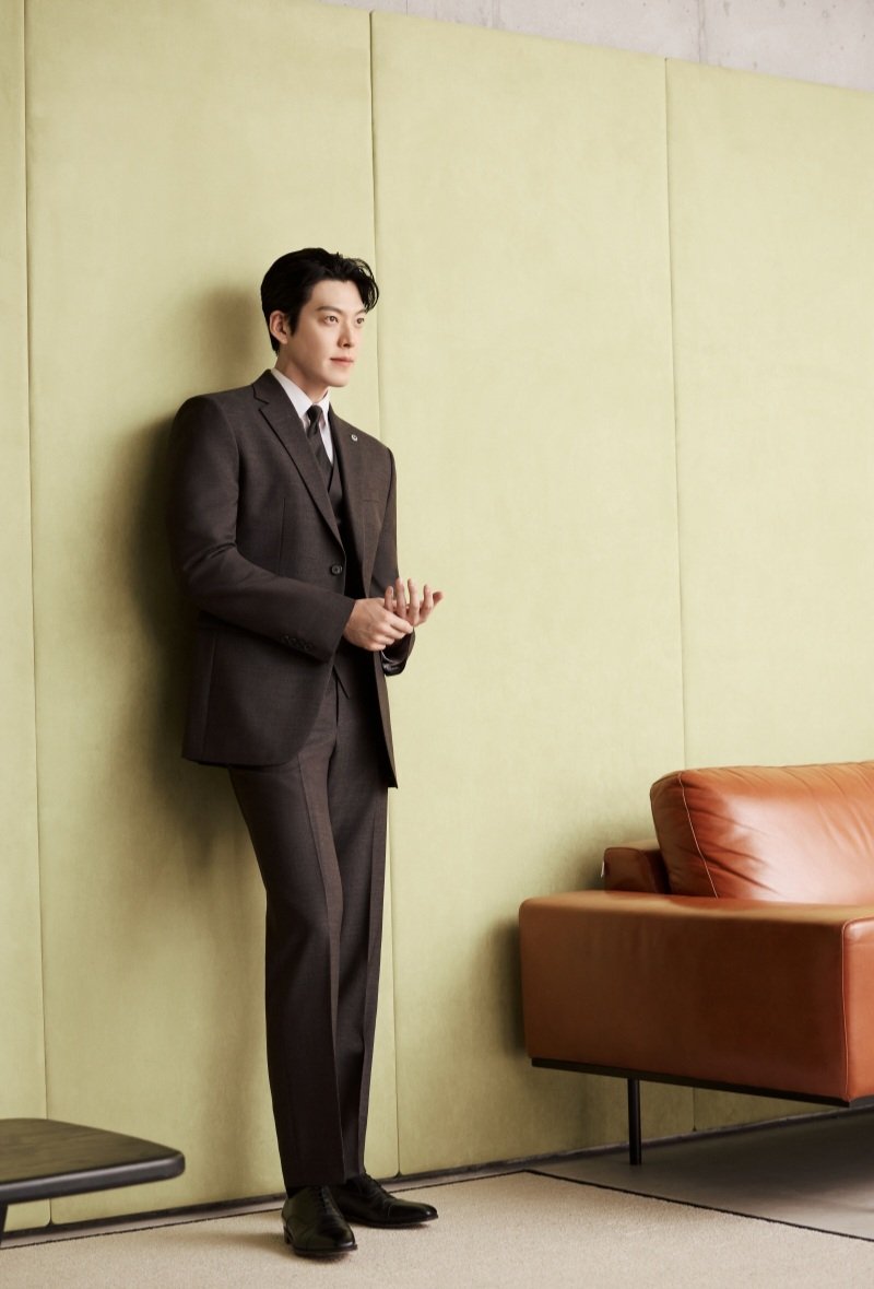 890_716's tweet photo. 파렌하이트 화보의 좋은 점 중 하나는 잊지 않고 쓰리피쓰 김우빈을 보여준다는 것..! https://t.co/yamdXbbcvn