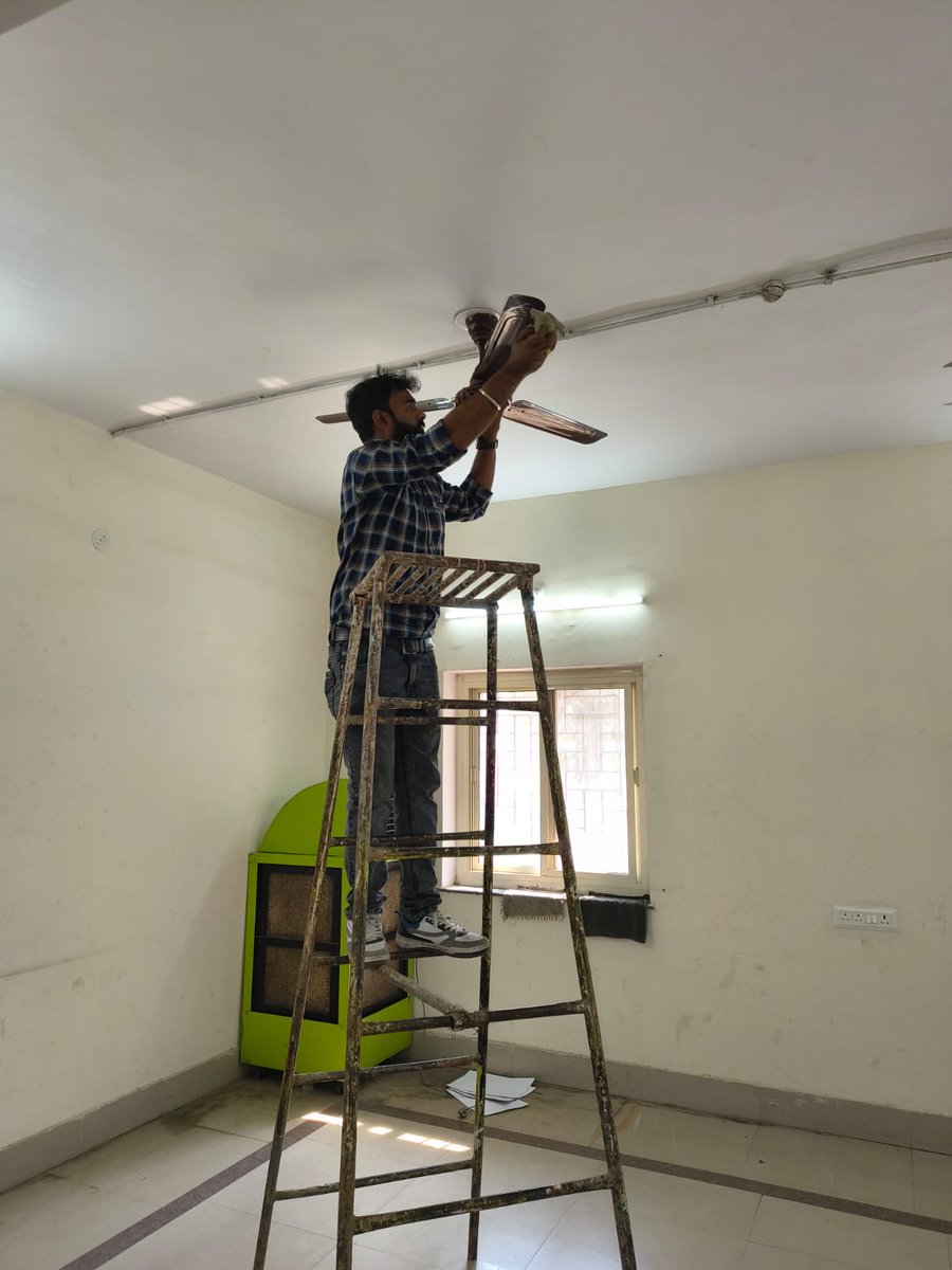 VaranasiDo's tweet photo. स्वच्छता पखवाड़ा 2026 🚮 दिनांक 25.2.26 को मंडल कार्यालय Varanasi एवं अधीनस्थ डिपो में विद्युत उपकरणों की विशेष सफाई - पंखे, ट्य��बलाइट, एयर कंडीशनर, एसी डक्ट, स्विच बोर्ड आदि की सफाई की गई। स्वच्छ और सुरक्षित कार्यस्थल के लिए प्रतिबद्ध!@FciLko @FCI_India @FCI_NorthZone https://t.co/NibROknZlh