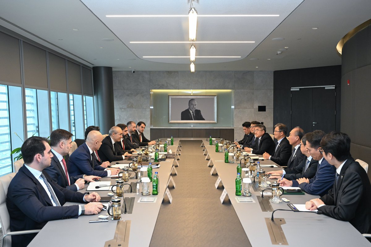 MinEconomyAZ's tweet image. İqtisadiyyat naziri Mikayıl Cabbarov (@MikayilJabbarov) “Samsung E&amp;amp;A Co., Ltd.” şirkətinin prezidenti və baş icraçı direktoru Honq Namkunq ilə görüşüb.

Ətraflı - shorturl.az/btOmE

#EconomyAz