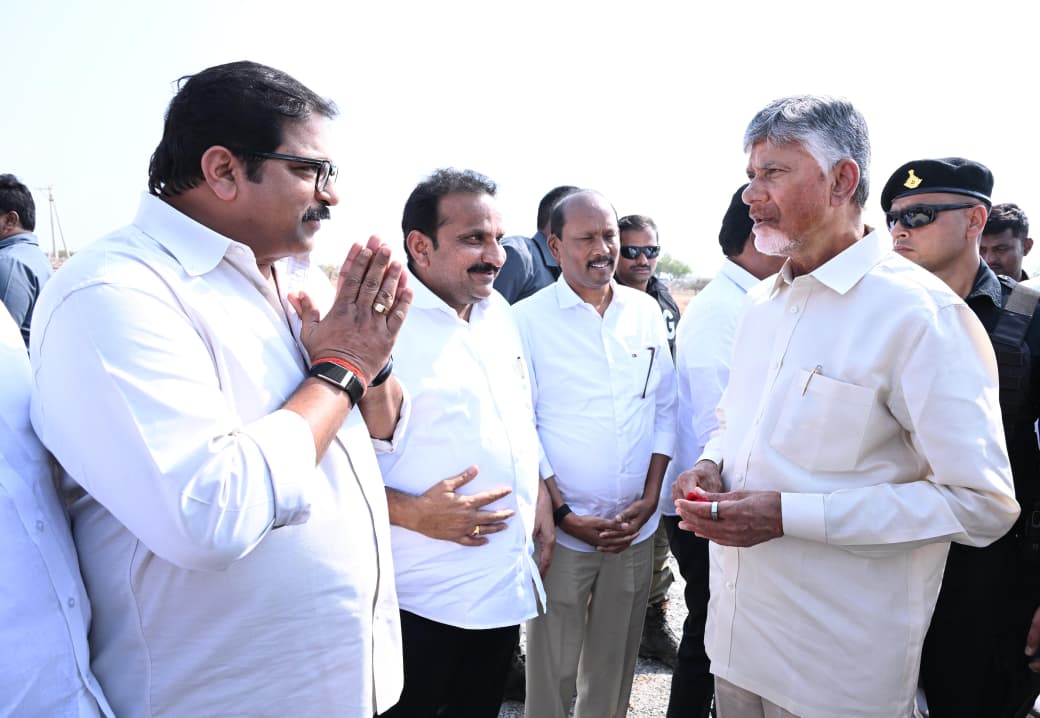 AndhraPradeshCM's tweet photo. మార్కాపురంలో గౌరవ ముఖ్యమంత్రి శ్రీ నారా చంద్రబాబు నాయుడు కు ఎమ్మెల్యేలు, కూటమి నేతలు, అధికారులు ఘన స్వాగతం పలికారు.
#AndhraPradesh https://t.co/TjzYusGnIT