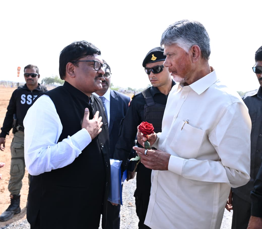 AndhraPradeshCM's tweet photo. మార్కాపురంలో గౌరవ ముఖ్యమంత్రి శ్రీ నారా చంద్రబాబు నాయుడు కు ఎమ్మెల్యేలు, కూటమి నేతలు, అధికారులు ఘన స్వాగతం పలికారు.
#AndhraPradesh https://t.co/TjzYusGnIT