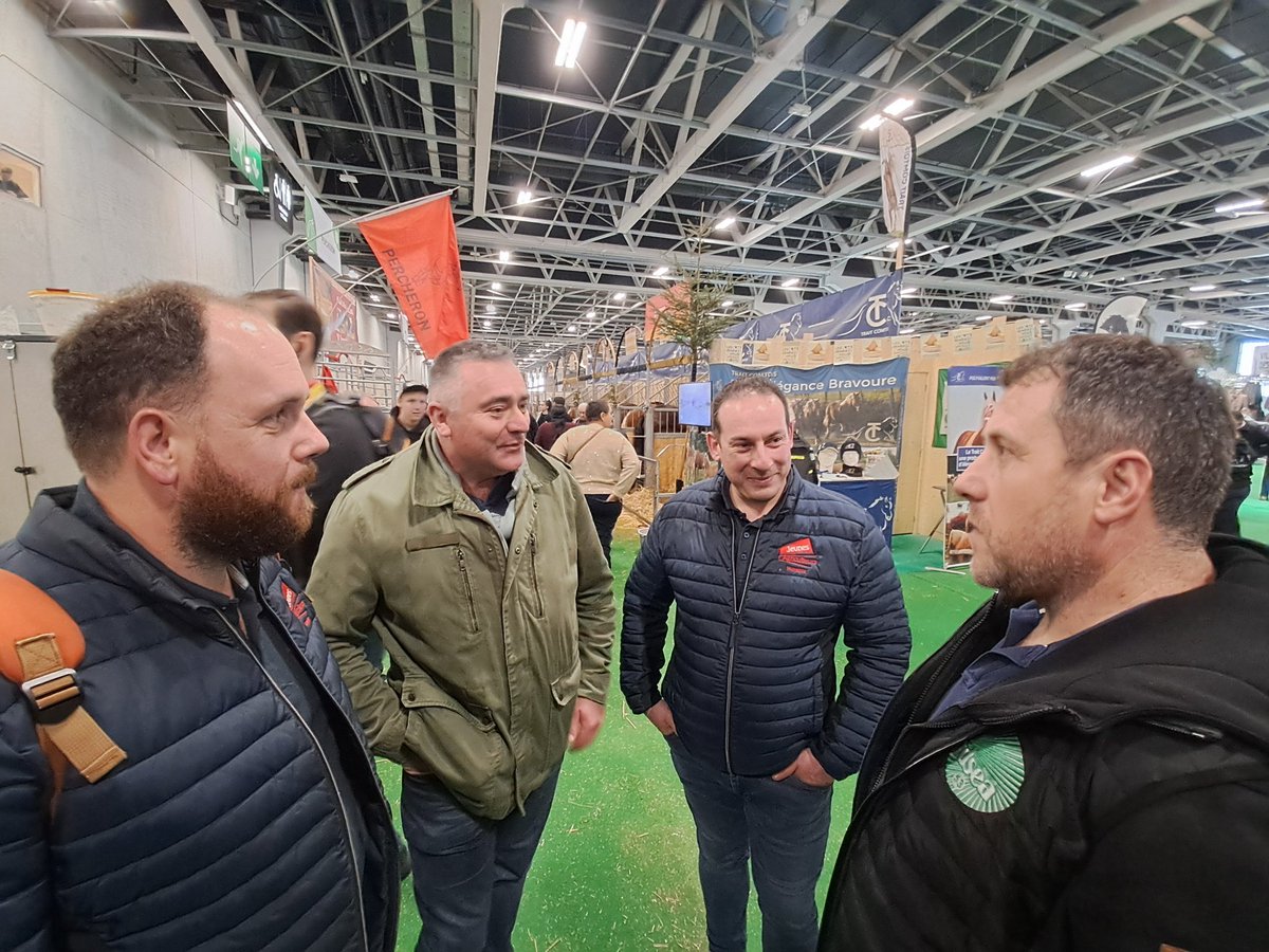 fdsea53's tweet photo. [#SIA] L'agriculture de @lamayenne est à l'honneur aujourd'hui sur le @Salondelagri. Déambulation des représentants des @Agri_53 entre les stands #agrial @Groupama ... et échanges avec les éleveurs mayennais 🐎🫏🐑🐐  présents. https://t.co/VDmce2bIRK