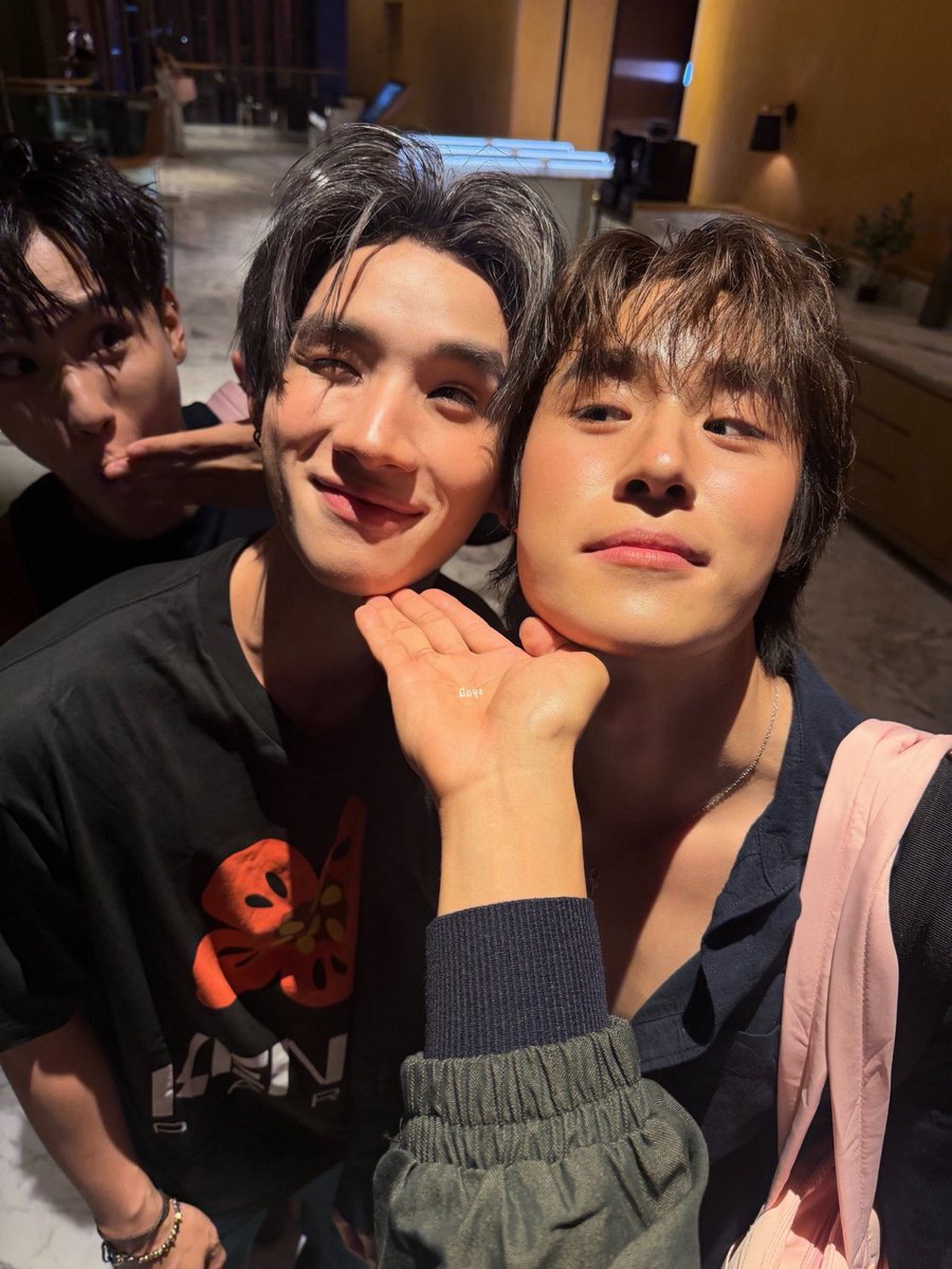 พี่สเวนเซ่นไหนๆก็มีเมนูไอติมถั่วเป็นของตัวเองแล้ว พี่สนใจเอานัทฮงไปเป็นพรีเซนเตอร์คู่ไหมไหมคะด้อมถั่วติมพร้อมอุดหนุน รับรองถ้ามีสแตนดี้นัทฮงอยู่หน้าร้านคนเข้ากันให้ควัก หัวกะไดร้านไม่แห้งแน่ 
ปล. เอนเกจเมื่อวานอย่างปังนะคะ ตีเหล็กต้องตีตอนร้อนๆ

<a href="/SwensensTH/">We Love Swensen’s</a>