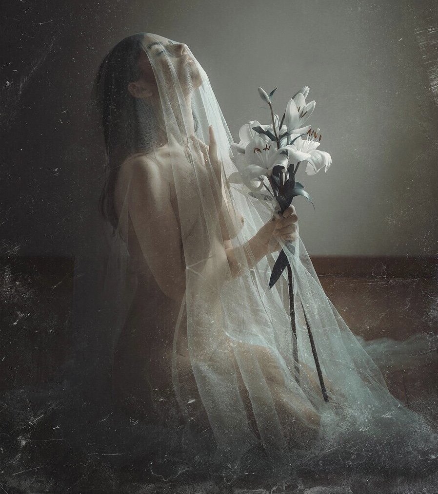 El deseo
sabe a vértigo.
A licor lento.
A promesa
que arde
sin apagarse.

°𝐆𝐢𝐫𝐞á𝐧 𝐃𝐢 𝐋𝐮𝐜𝐚