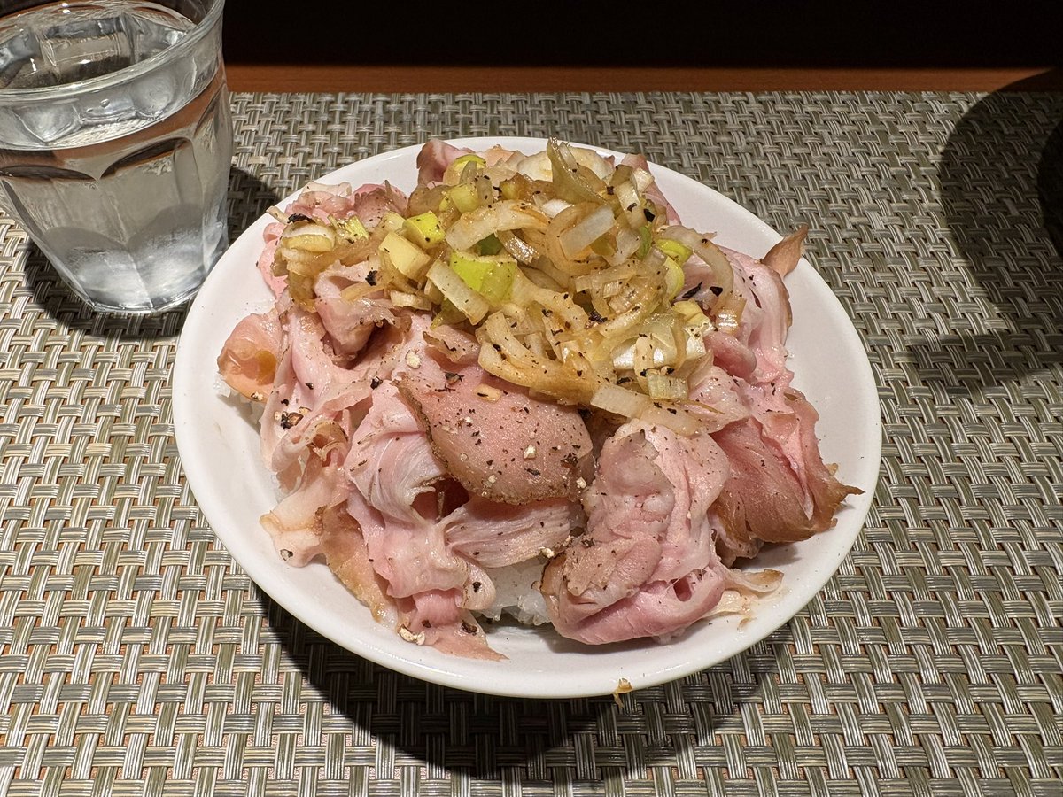編集部のすぐ隣にあるのに今まで一度も入ったことがなかったラーメン屋さんに入りました。油そばとチャーシュー丼。美味しかったです。 