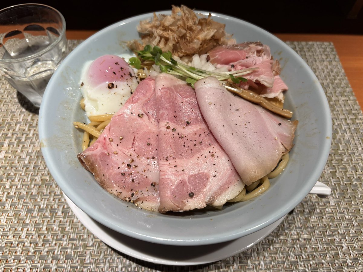 編集部のすぐ隣にあるのに今まで一度も入ったことがなかったラーメン屋さんに入りました。油そばとチャーシュー丼。美味しかったです。 