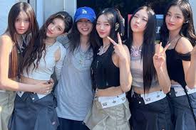 สรุปสั้นๆ ในวันนี้

มินฮีจินออกมาปกป้อง NewJeans โดยเธอยอมไม่เอาเงินจากการชนะคดี HYBE ประมาณ 560 ล้านบาทไทยและมูลค่านี้ยังไม่รวมดอกเบี้ยถ้า HYBE ยอมปล่อย NewJeans ทั้ง 5 คนให้เป็นอิสระ และเธอขอให้ HYBE ยุติคดีความทั้งหมดที่กำลังดำเนินอยู่ รวมถึงของแดเนียล และอื่นๆ ที่เกี่ยวข้อง