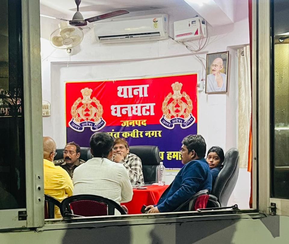 Rahulpatelbasti's tweet photo. संतकबीरनगर के धनघटा थाना क्षेत्र के पौली ब्लॉक में महिला बीडीओ और दलित सचिव के साथ कथित अभद्रता, धमकी और सरकारी कार्य में बाधा डालने का मामला अत्यंत गंभीर है।
यदि एक जनप्रतिनिधि खुलेआम महिला अधिकारी और दलित कर्मचारी का अपमान करेगा और कानून चुप रहेगा, तो यह सीधा संदेश है कि सत्ता https://t.co/LZUg0weEYb