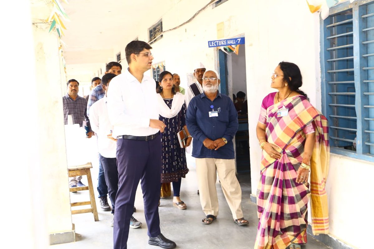 airnews_hyd's tweet photo. #IntermediateExams ప్రశాంత వాతావరణంలో, నిబంధనల ప్రకారం నిర్వహించాలని కామారెడ్డి కలెక్టర్‌   ఆశీష్‌ సాంగ్వాన్‌ అధికారులను ఆదేశించారు.  జిల్లా ప్రభుత్వ జూనియర్ కళాశాలను ఆయన ఆకస్మికంగా తనిఖీ చేశారు. పరీక్షా కేంద్రాన్ని పరిశీలించారు. https://t.co/ZlV5P18vkT
