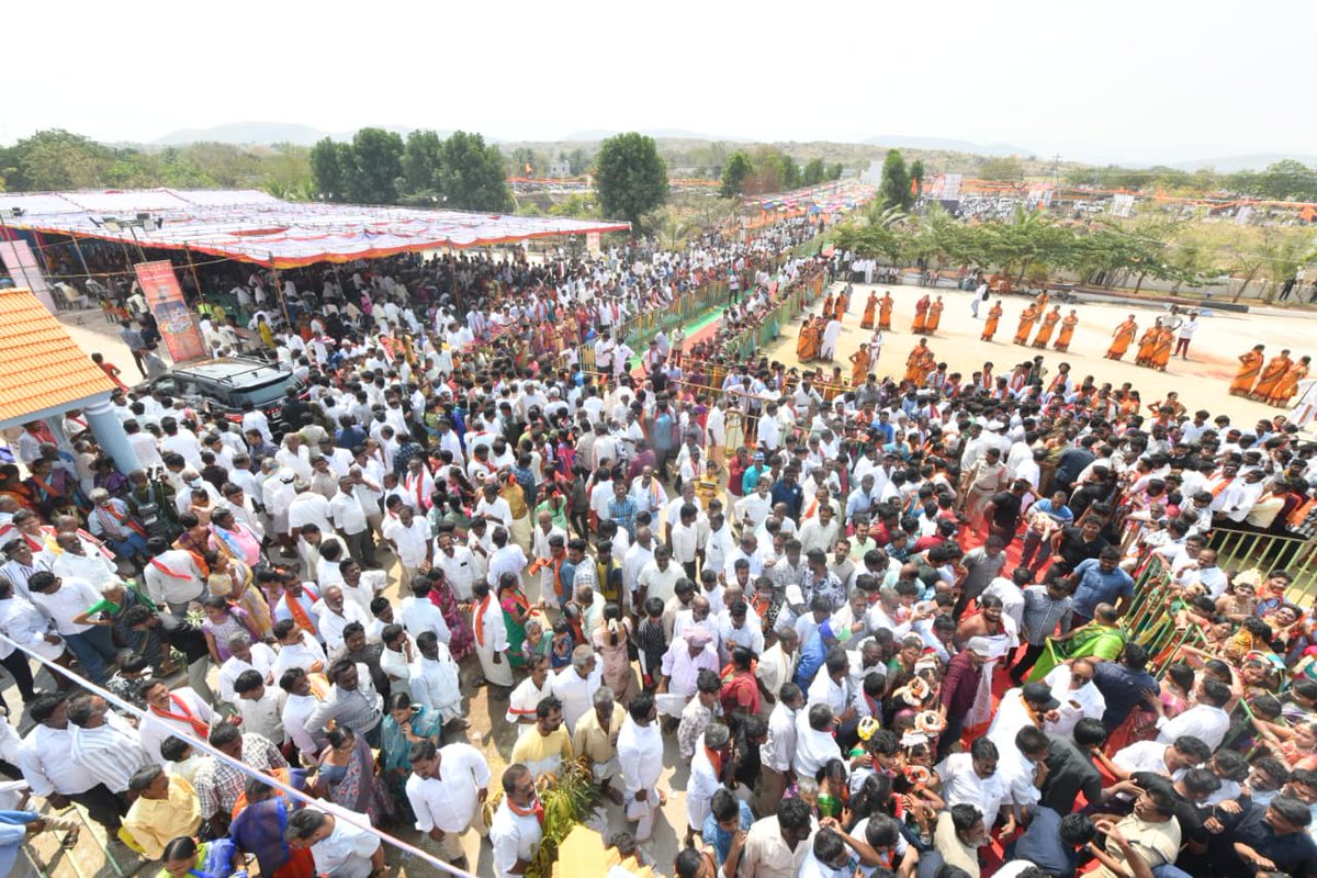 YSRCParty's tweet photo. పులివెందుల

వేంపల్లె మండలం నందీశ్వర ఆలయంలో వైయస్‌ జగన్‌ గారు ప్రత్యేక పూజలు 

ఆలయం వద్ద పూర్ణ కుంభంతో స్వాగతం పలికిన వేద పండితులు. నంది విగ్రహం వద్ద కొబ్బరి కాయ కొట్టి, పూలమాల సమర్పించిన వైయస్ జగన్ గారు

విగ్రహ ప్రతిష్టాపన నేపథ్యంలో స్వామి వారికి పట్టు వస్త్రాలు సమర్పణ

నందీశ్వర ఆలయ విగ్రహ ప్రతిష్టాపన కార్యక్రమానికి వైయస్ జగన్ గారు రావడంతో భారీగా తరలి వచ్చిన భక్తులు, పార్టీ కార్యకర్తలు, అభిమానులు

#YSJaganInPulivendula
#YSRCPForTemples