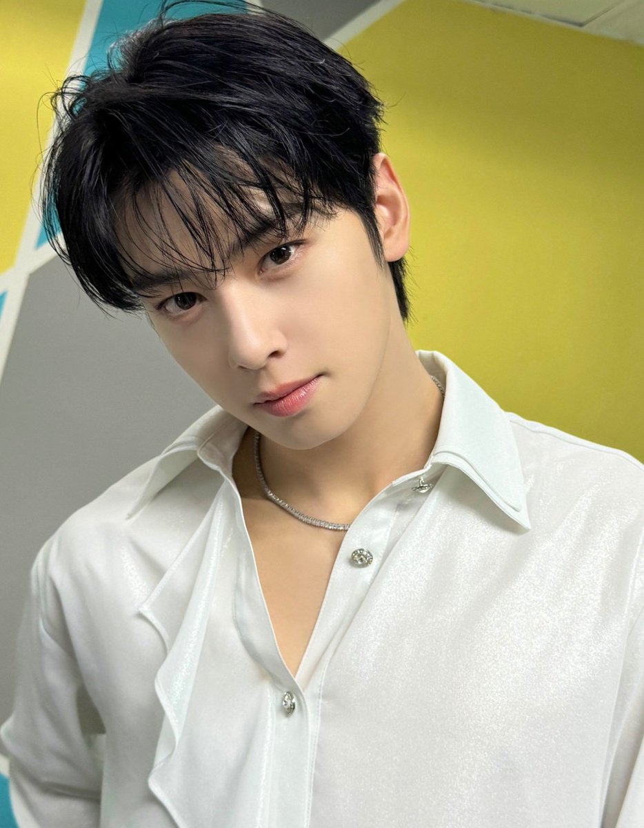 동미니 곰신 D-336🥿

으누야으누야 
햇살이 천천히 내려앉는 오후야
공기가 부드러워서
괜히 마음도 느슨해지는 날💭💭
이런 날엔 네 하루도 조금은 가볍기를 바라
그저 너의 속도로 잔잔히 흘러가면 좋겠어
날씨가 따뜻한 만큼
네 마음에도 작은 온기가 머물기를
조용히  그리고 오래💜🫂

잘 지내고