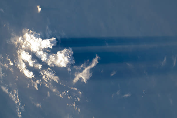 zakiberkata's tweet photo. Crepuscular rays
Fenomena optik berupa berkas cahaya matahari yang tampak memancar keluar dari satu titik di langit (seakan membelah langit), biasanya muncul saat terbit atau terbenamnya matahari. 
Sinar ini terjadi ketika cahaya matahari terhalang awan atau objek lain seperti gunung.