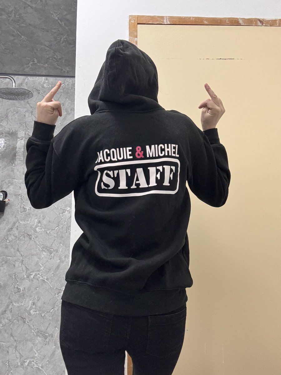 Tentation145L's tweet photo. 🐾 Salut les bipèdes ! Bon mercrediiii ! ☀️
Alors là… je viens de voir le sweat de maman 😳 “STAFF” carrément ??!!
Excuse-moi mais c’est MOI le chef ici hein 😂
Je vais surveiller ça de très près…
#BonMercredi #TysonLeChef #PasContent #TeamCanapé #JacquieEtMichel #Staff 😅 https://t.co/xBLN6jLziE