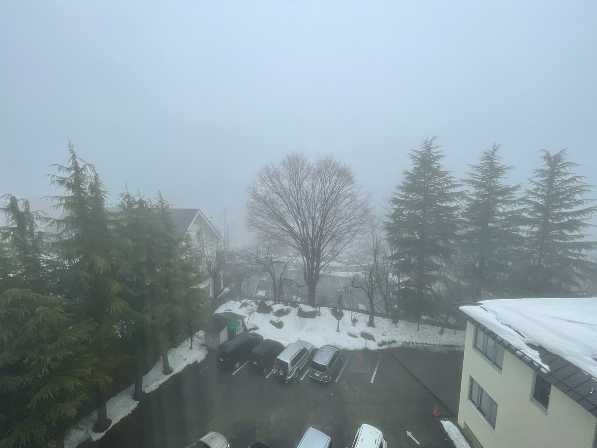 ShopforGirlsDay's tweet photo. 今日の蔵王温泉スキー場はあいにくの雨となりました、
雨は雨で絵的には良いかなと思いカメラを持って滑りましたが、
流石に何処を滑っているのかわからないのでお昼から旅館でゴロゴロしてます。 https://t.co/4TfCTZVI4w