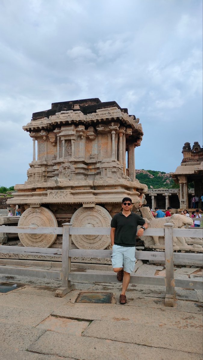 History_Aarohan's tweet photo. आज उस ऐतिहासिक धरोहर के सामने खड़ा हूँ,
जिसे हम रोज़ अपने ₹50 के नोट पर देखते है

हमारे देश की अद्भुत वास्तुकला और शिल्पकला का जीवंत प्रमाण — हम्पी का स्टोन चैरियट।
पत्थरों में उकेरी गई कला, सदियों बाद भी उतनी ही भव्य और प्रेरणादायक।

गर्व है अपनी भारतीय विरासत पर 🇮🇳

#Hampi https://t.co/wTHNhBNsgf