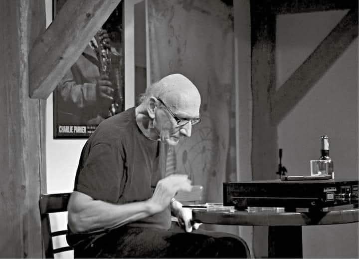 Jiří Černý, hudební kritik, nedožitých 90! ❤️
"Kdyby mi někdo řekl, že vyjdu z domu a tady se to nebude jmenovat Obránců míru, ale Milady Horákové, řekl bych mu, že zešílel. Jsem moc rád, že jsem se toho dožil. Teď sice nemám prezidenta a premiéra, jakého bych chtěl, ale to se