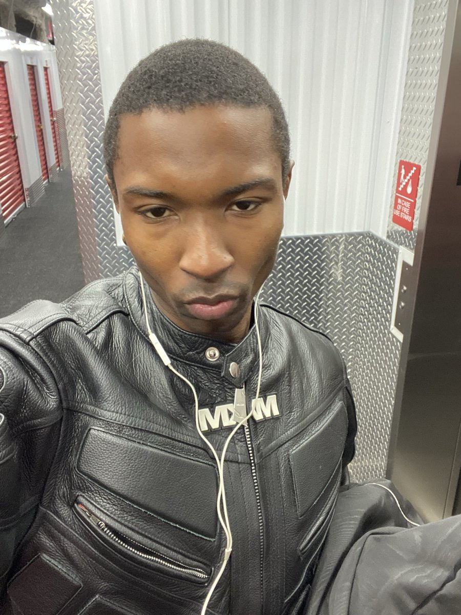 naldoxyz's tweet photo. i needa stop eatin hot cheetos so late bra. fuck! damn near finished a whole bag while sketching now my stomach feel like ww2 https://t.co/NqAsY9WpN4