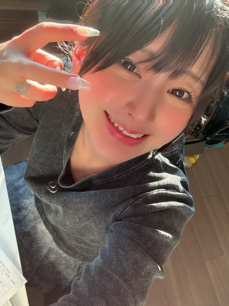 kirimiya_ten's tweet photo. 元気ですかー？
霧宮大体ふっかつー😇

何と明日２６日(木)18:00にイベントの告知ありますー٩( ᐛ )و🍻

久しぶりの活動お楽しみにー♪ https://t.co/7rczNeObwL