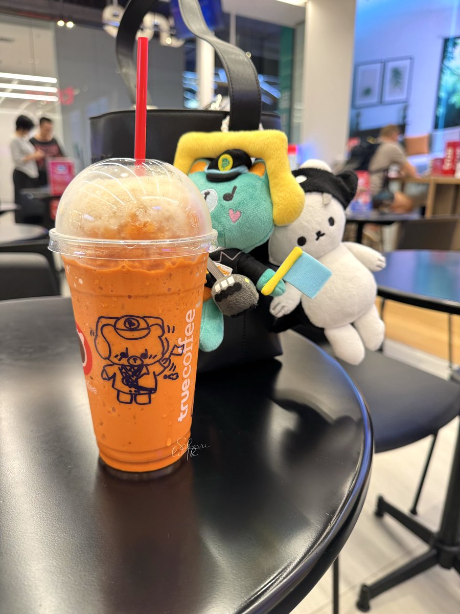 sherrilith's tweet photo. พี่พนง. #TrueCoffee สาขาEMSPHER น่ารักมากเลยประทับใจสุดๆ❤️เห็นเราห้อยตุ๊กตาพิเพิ่ม เลยวาดแก้วรูปพิเพิ่มให้ แง๊เจ้าหมีเข่วหลานยายน่ารักจนใจเจ้บ 🫶🏻💚
#PERMPOON https://t.co/lGiMtsPLiP