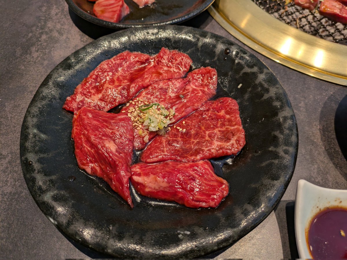 cp006's tweet photo. 知識を仕入れたらハラヘッタと、米沢の街を探し歩き、出会ったのは、米沢牛専門店、肉のさかのです。1階は精肉販売、2階が焼肉屋、多くのお客さんで賑わっています。切落し、中落ちカルビ、ロースにカクテキ、締めにクッパを食べて。ひとりで4ｋ円也 https://t.co/TNxzp7cwzs