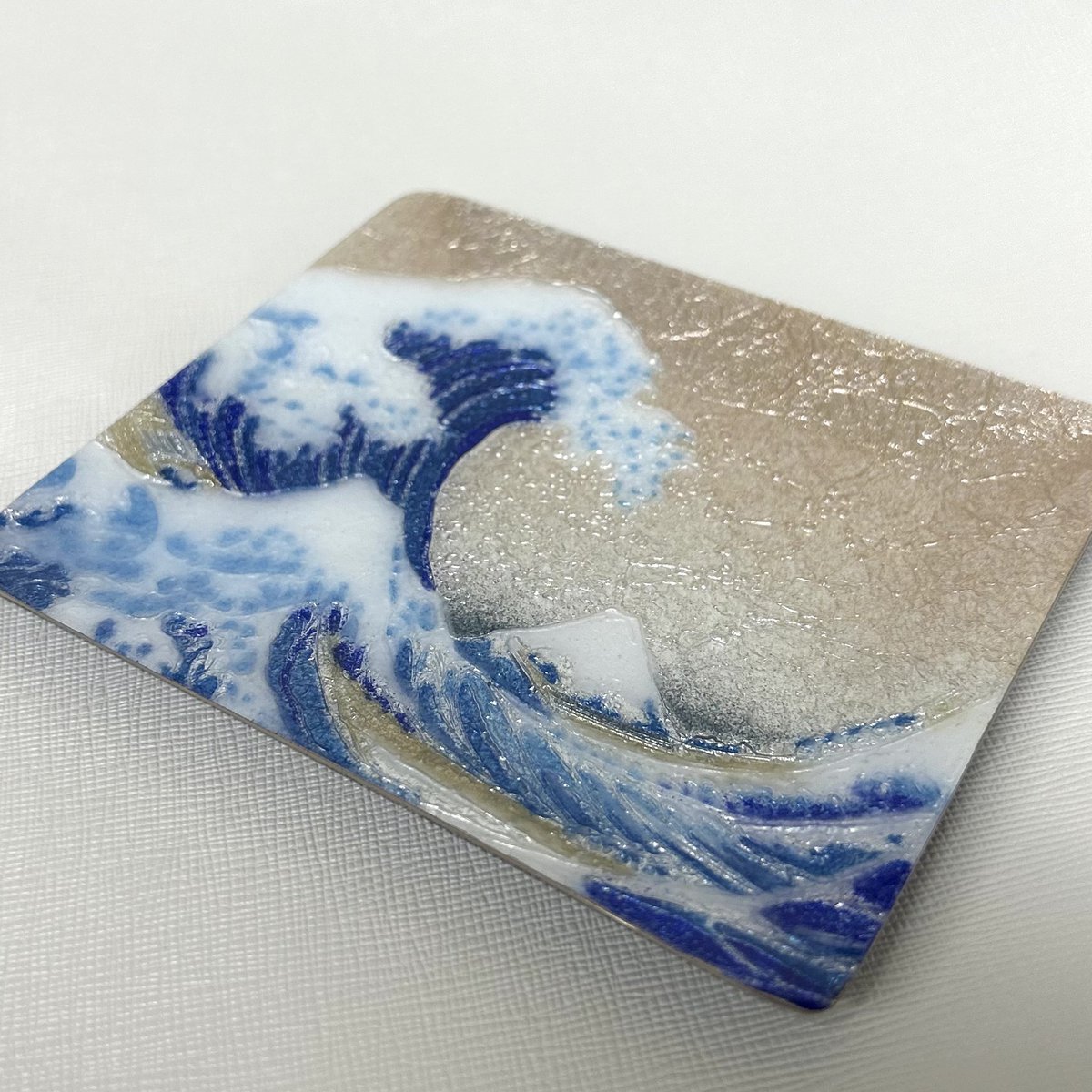 show_mon_art's tweet photo. A small cloisonné decorative plate crafted by a workshop with nearly 50 years of experience in this traditional Japanese art.

The design is inspired by Hokusai’s iconic The Great Wave off Kanagawa, meticulously created through refined craftsmanship.

https://t.co/87bcflBSAC https://t.co/RcUjLEVXty