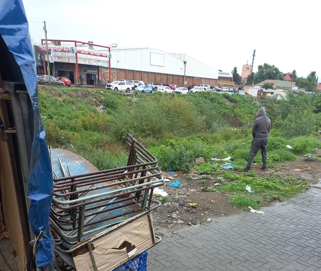 dailysunsa's tweet image. Town's main street smells like public toilet!
Hawkers and abahlali are tired of cleaning up kak and urine. 
snl24.com/dailysun/news/…
#Town #Smell