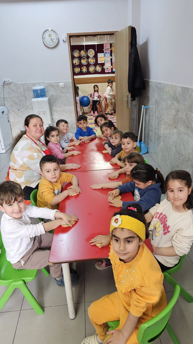 Okulumuz ana sınıfı öğrencileri, Ramazan’a hazırlık etkinliği kapsamında sınıfta kurabiye yapmanın keyfini yaşadı. Minikler; paylaşma, yardımlaşma ve birlikte üretme duygularını pekiştirirken Ramazan’ın manevi atmosferine tatlı bir başlangıç yaptı.<a href="/bulent_akhan20/">Bülent AKHAN</a> <a href="/OsmanHayta16/">Osman Hayta</a>