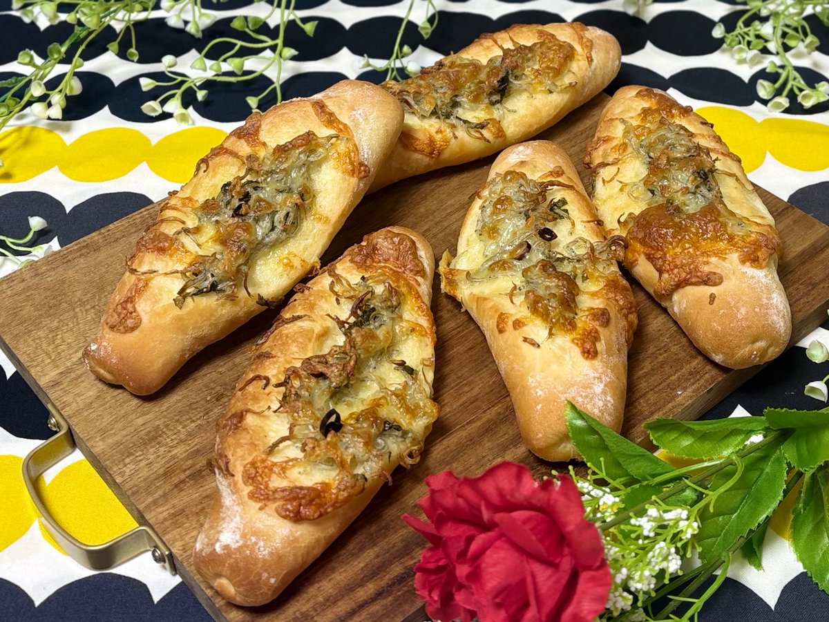 harupanstudio's tweet photo. 歯切れの良い、軽やかなフランスパン生地に、しらすと大葉をオリーブオイルでマリネ。チーズをプラスして香ばしく焼き上げました。春らしい味わいの「しらすと大葉のソフトフランス」 #手作りパン #パン作り #パン #パン教室 #東京 #東伏見 #西東京市 https://t.co/wLEu8Fabqo