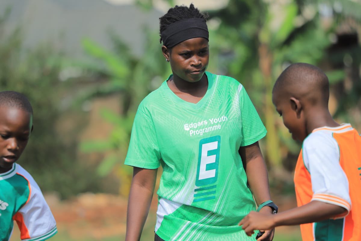 EdgarsYouth's tweet photo. WCW 🌟⚽ Goalkeeping Coach Resty🧤💚

Behind every great goalkeeper is a coach who believes first. 💚
#playprofessionally #WCW #EdgarsYouthProgram #WomenInFootball #GoalkeepingCoach #GrassrootsFootball #WomenInSports #FutureStars  #FootballDevelopment #UgandaFootball #GameChangers