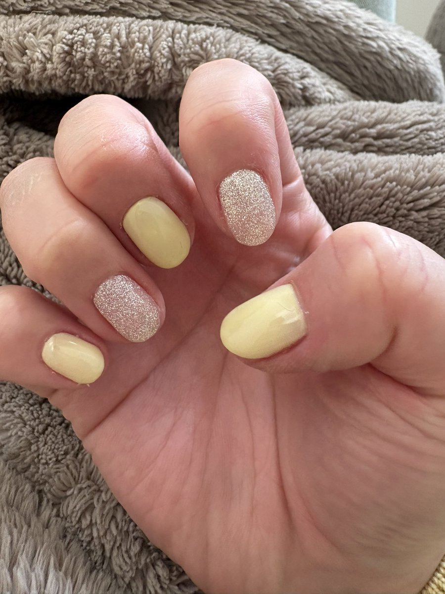naiku76's tweet photo. before⇒after
やっとのやっとでネイルに行けてバレンタインネイルから春ネイルにチェーンジ💅
今回もお気に入り💛 https://t.co/r0lsJfc5Lt