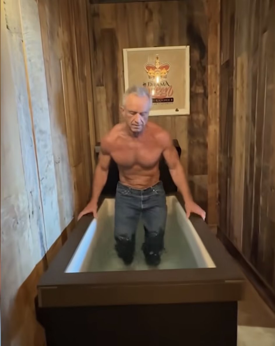 NalanSipar's tweet image. 🫣😒Bu adamlar neden böyle çıldırdı ya?

Robert F. Kennedy Jr. #ABD'nin Sağlık Bakanı!

Ne derler...

Baş nereye giderse ayaklar oraya gider...