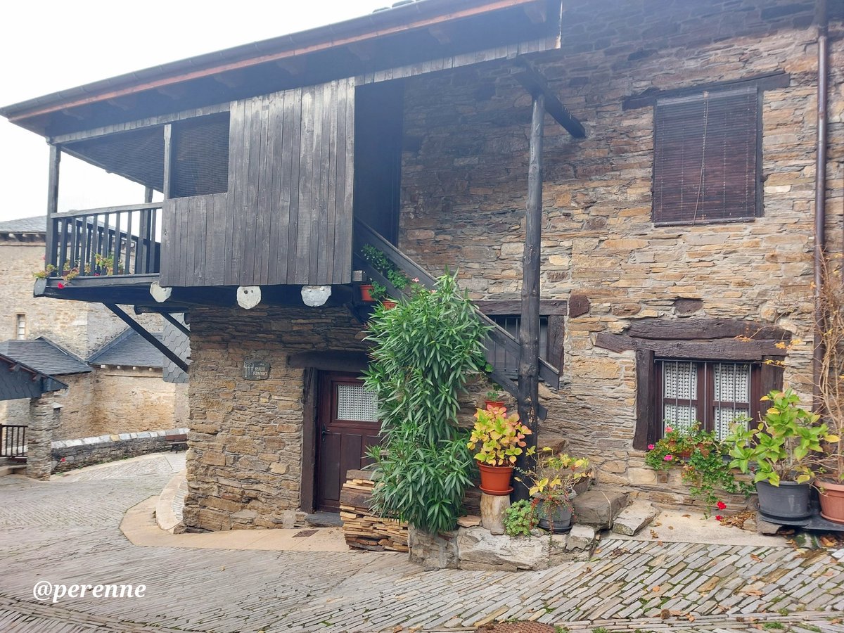 Perenne5's tweet photo. Arquitectura de montaña en el Valle del Silencio. Armonía y sosiego al abrigo de un paisaje extraordinario. 
#BuenosDías #25feb #ElBierzo #Peñalba https://t.co/DOHTcCpZPJ