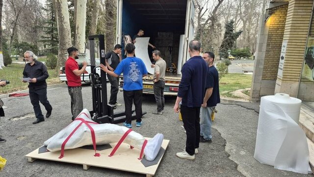 دقایقی پیش مجسمه بندباز #بهمن_محصص در نیاوران کشف و به #موزه_هنرهای_معاصر_تهران منتقل شد.