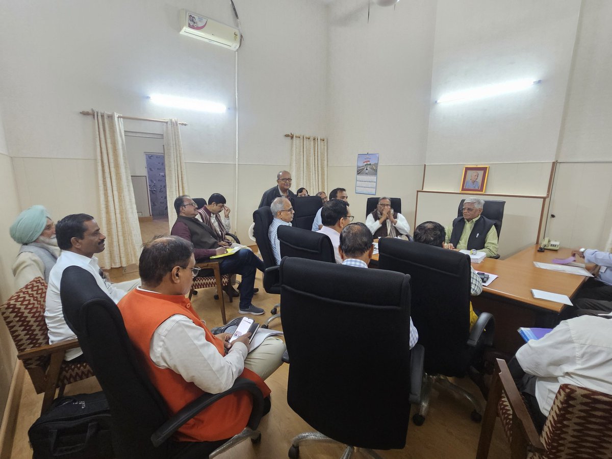 ShivaGopalMish1's tweet photo. Meeting of the drafting committee of the National Council-JCM (Staff Side) begins at its office where leaders of the staff side JCM are participating in the meeting to finalise the memorandum to be submitted to 8th Pay Commission.

#8thpaycommission https://t.co/4Y59TlQH2p