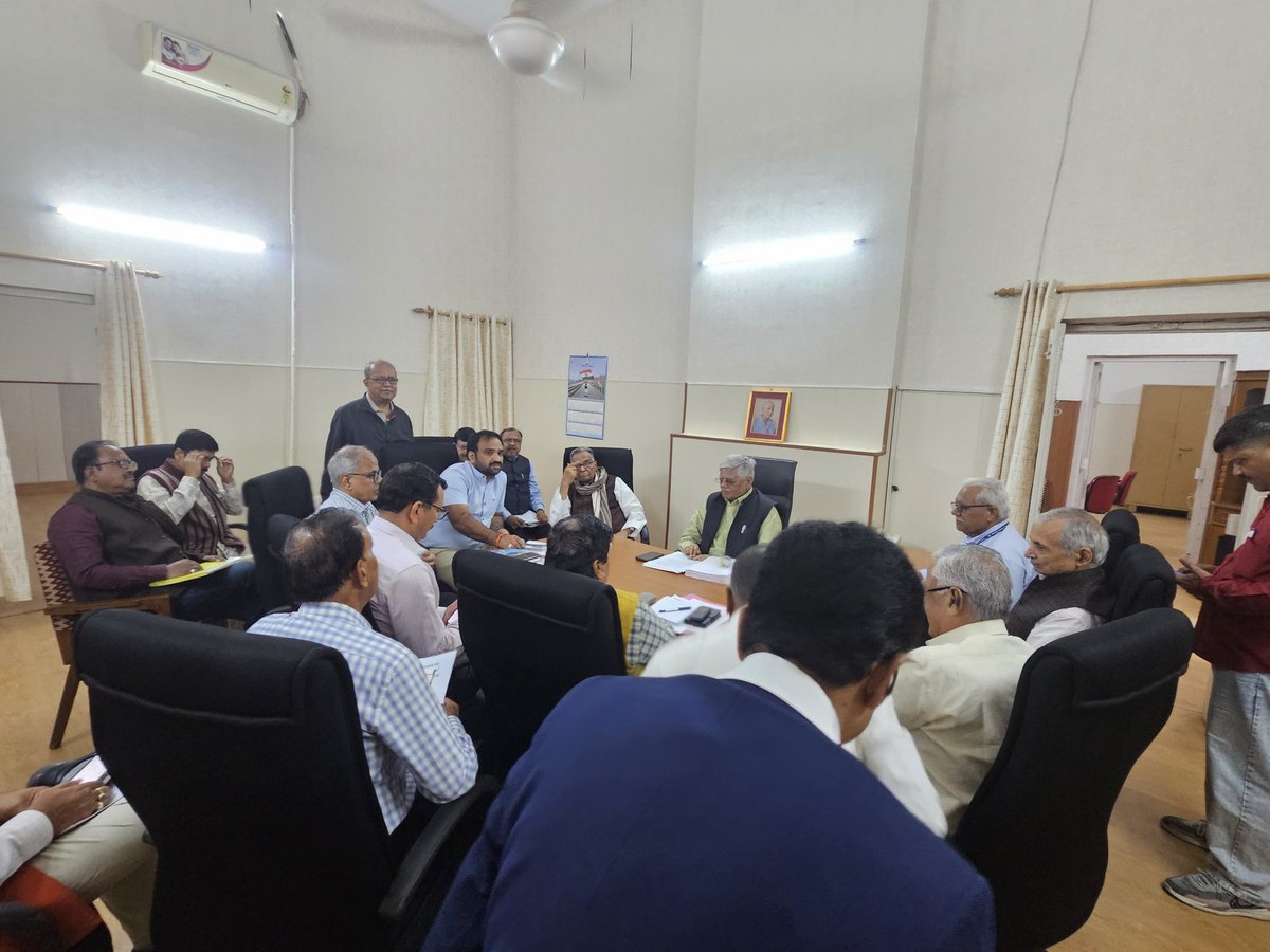 ShivaGopalMish1's tweet photo. Meeting of the drafting committee of the National Council-JCM (Staff Side) begins at its office where leaders of the staff side JCM are participating in the meeting to finalise the memorandum to be submitted to 8th Pay Commission.

#8thpaycommission https://t.co/4Y59TlQH2p
