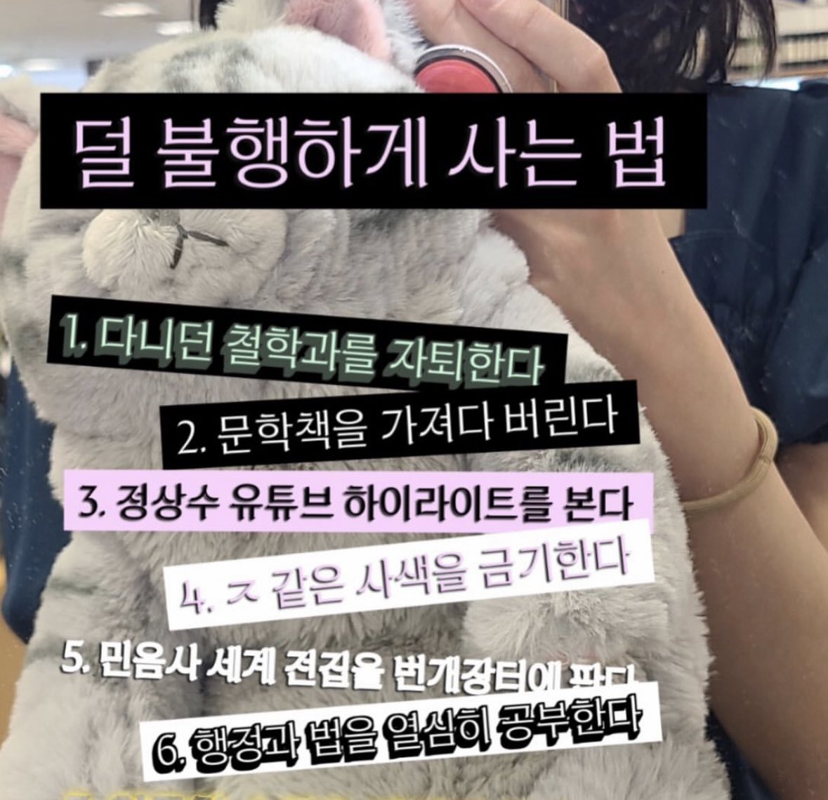 editorhoon's tweet photo. 친구가 민음사 나왔다고 
보내 준 인스타 사진인데,
덜 불행하게 사는 법 중에
민음사 세계 문학 전집을 번개장터에 판다…
가져다 버리지 않아서 다행이지만. 

이따금 문학통에 인생이 멍들긴 해. https://t.co/MfgvOlKX14