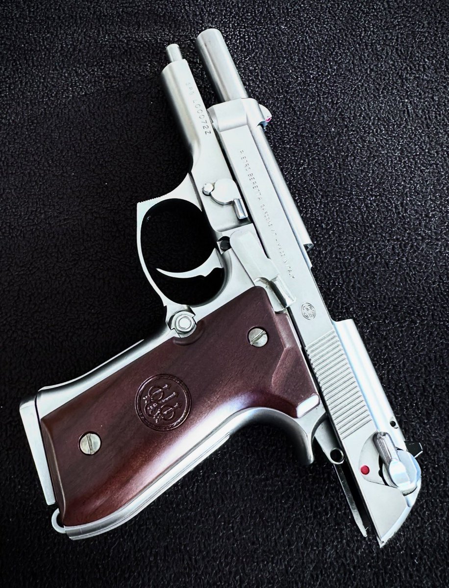 マルシンのベレッタM92-Fアイノックス。