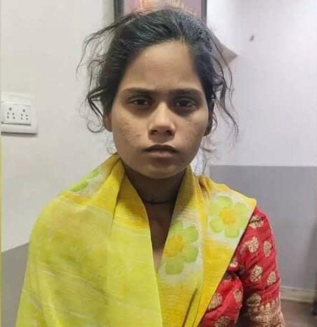 రెండు నెలల శిశువును కాళ్లు, చేతులు కట్టేసి కట్టెల పొయ్యిలో పడేసి హత్య చేసిన కన్న తల్లి

పోస్ట్‌పార్టం సైకోసిస్‌కు గురై కన్నబిడ్డను కర్కశంగా చంపేసిన తల్లి

హైదరాబాద్ - బౌరంపేటలో ఘటన

మధ్యప్రదేశ్‌కు చెందిన మమత(22)ను ప్రేమ వివాహం చేసుకున్న రాజేంద్ర ఆదివాసి

బౌరంపేటలో బిల్డింగ్