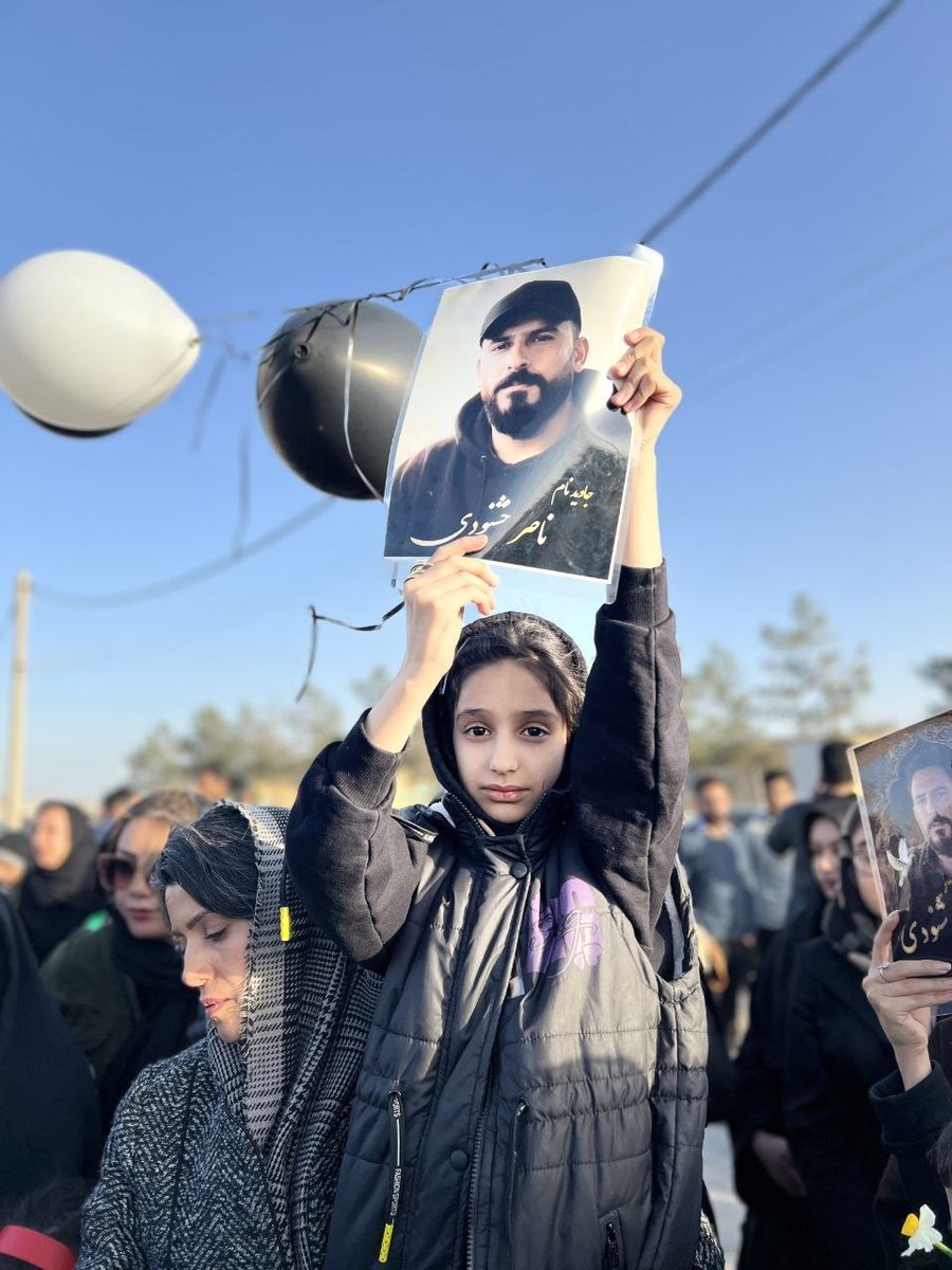 #ناصر_خوشنودی فرزند ایران جان فدای میهن اینم دختره 9ساله جاویدنام هست که تصویر پدرش رو دردست داره ایشون یه پسر14ساله ام داره..

#جاويدشاه‌ 
#IranMassacre