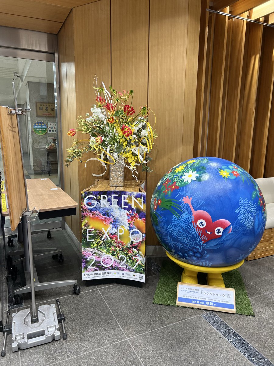 FDA_FLOWER's tweet photo. 本日の農水省正面玄関作品展
担当はFDAフラワースクール岡﨑主任講師✨
タイトルは「閃光」 https://t.co/Gj3OsCJA3C