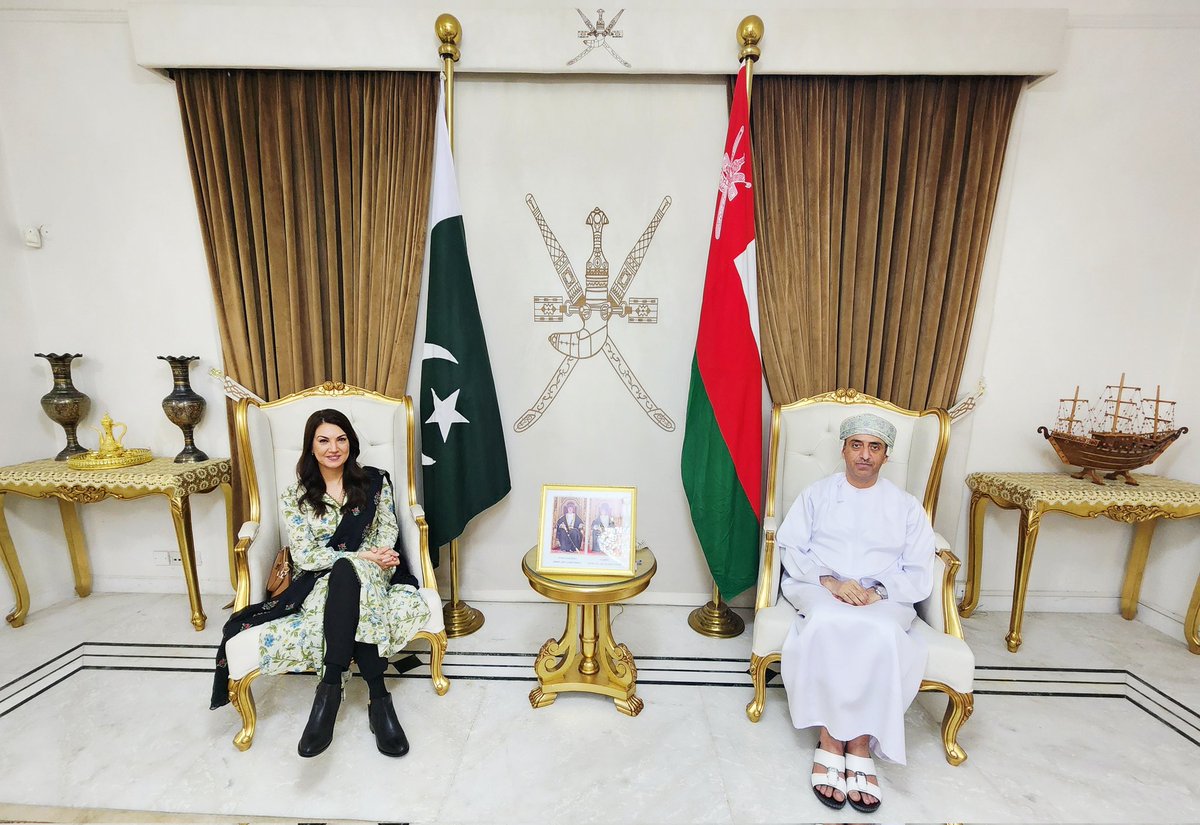 التقى سعادة القنصل العام (عميد السلك القنصلي) المهندس سامي بن عبدالله الخنجري بمقر القنصلية العامة بالفاضلة ريحام نياز خان صحفية وكاتبة ومخرجة أفلام، حيث جرى خلال اللقاء استعراض العلاقات الثنائية ومجالات التعاون القائمة بين سلطنة عُمان وجمهورية باكستان الاسلامية وسبل تعزيزها